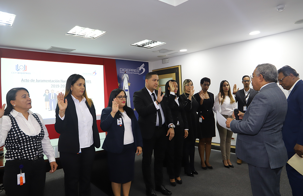 Director general juramenta nueva directiva CEP-DIGEPRES