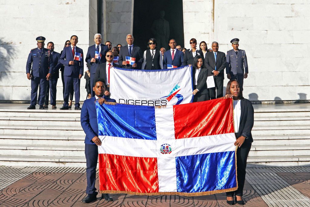 Personal DIGEPRES deposita ofrenda floral en Altar de la Patria para honrar a patricios