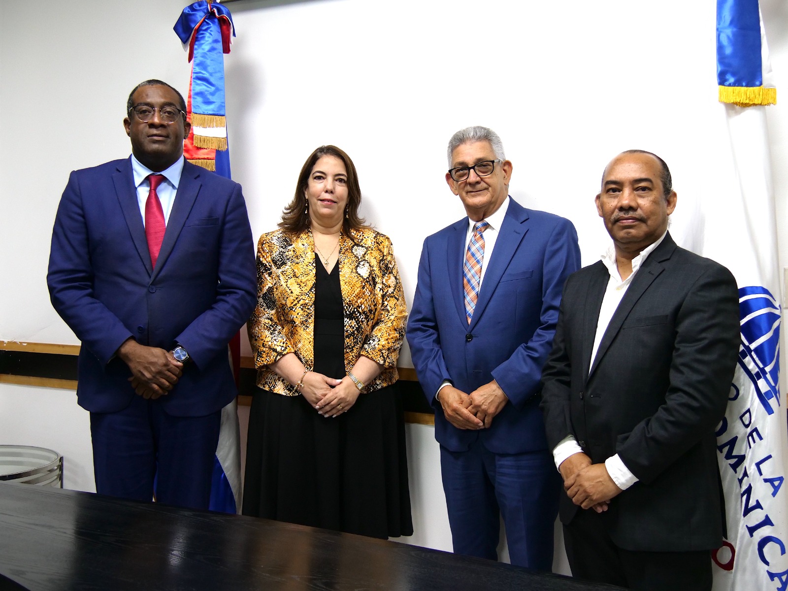 Director de Presupuesto presenta avances de ejecución presupuestaria a académicos universitarios de Economía