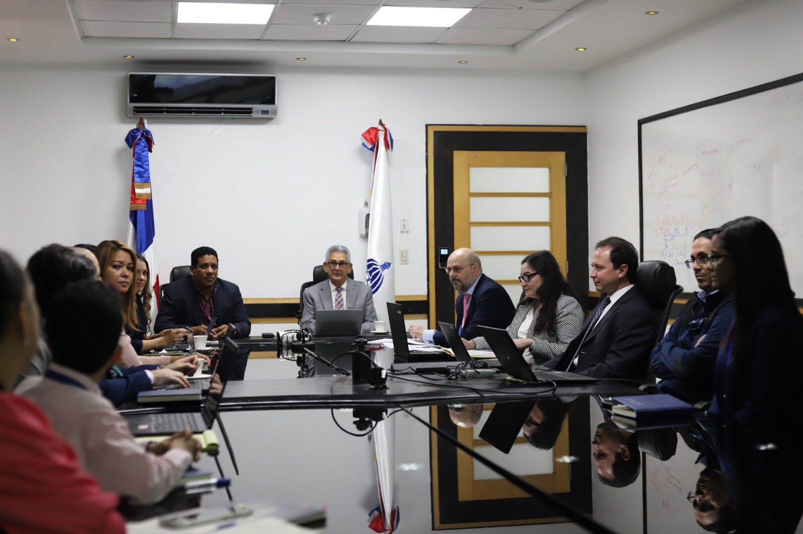 Director de Presupuesto presenta avances de gestión presupuestaria de RD a misión del FMI
