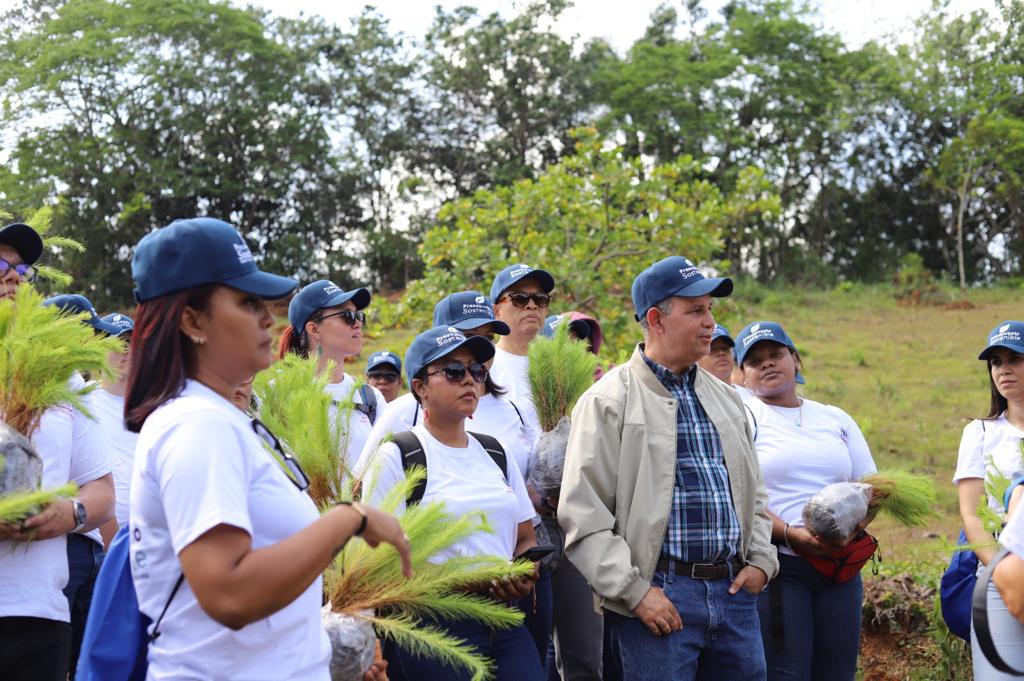 Jornada de reforestación de Presupuesto Sostenible logra plantar 2 mil árboles en Villa Altagracia