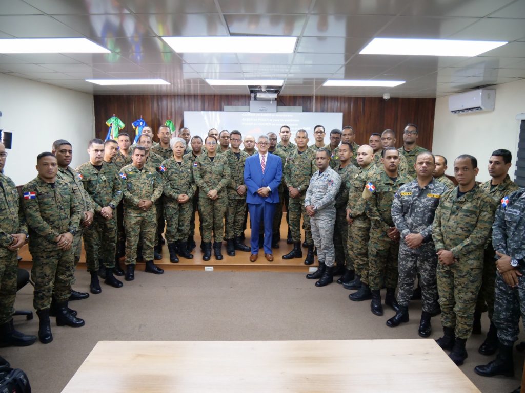 Rijo Presbot dicta conferencia a graduados de Estudios Militares sobre el Presupuesto público