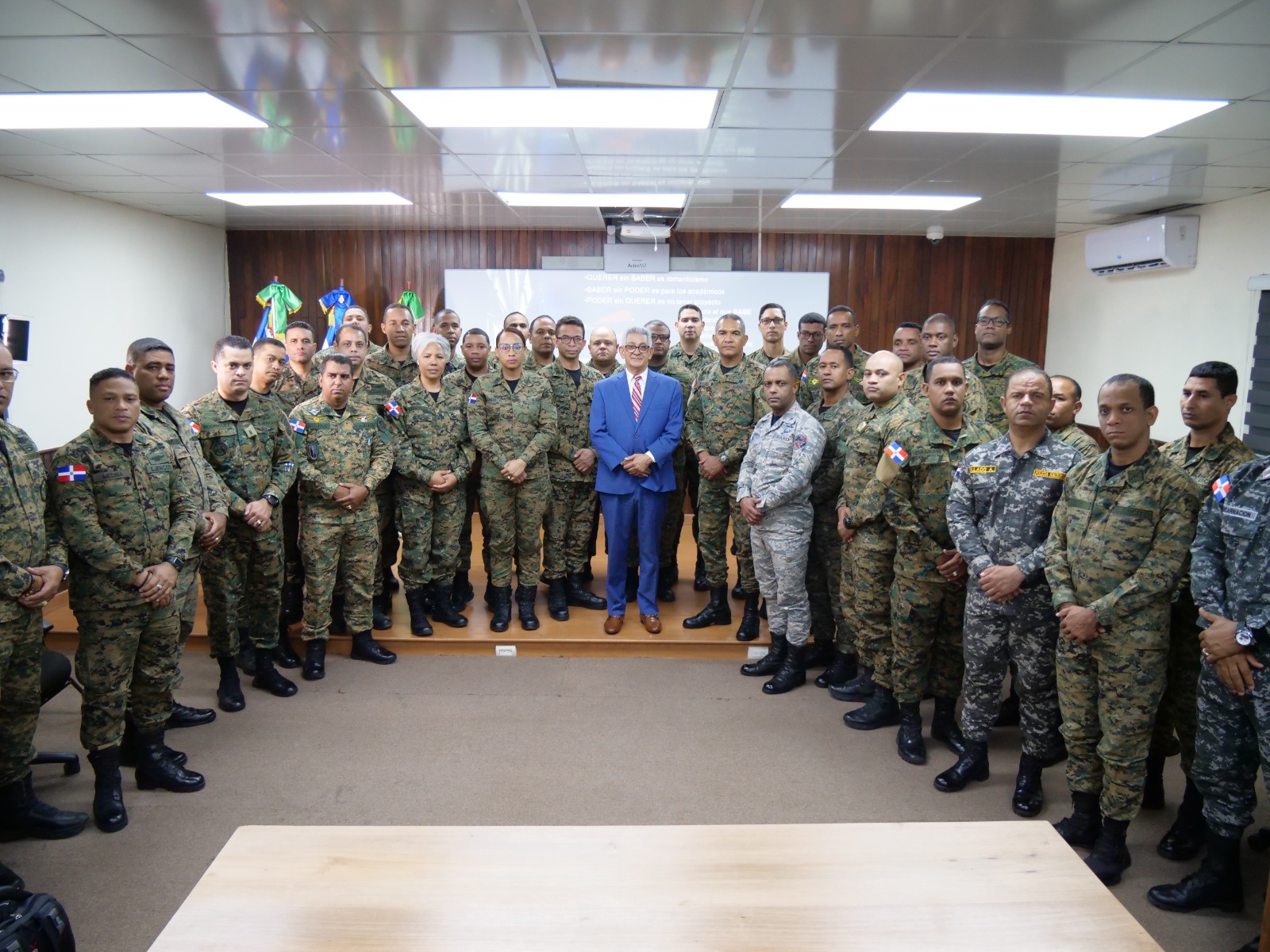 Rijo Presbot dicta conferencia a graduados de Estudios Militares sobre el Presupuesto público