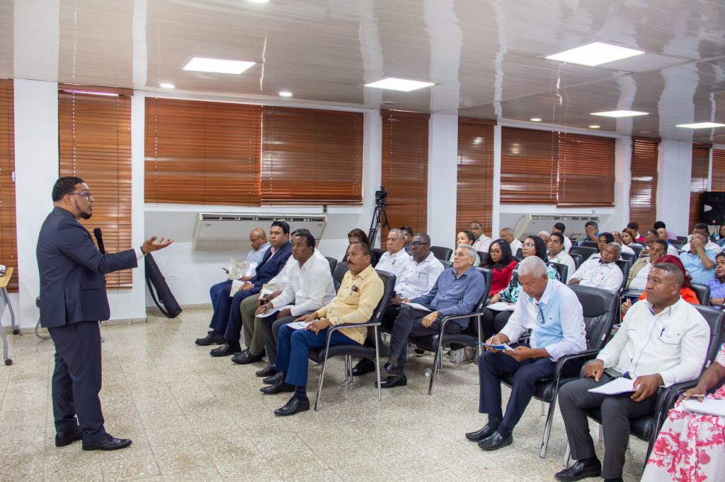 Gobiernos Locales DIGECOG ofrece taller de sensibilización a 102 alcaldes y directores municipales