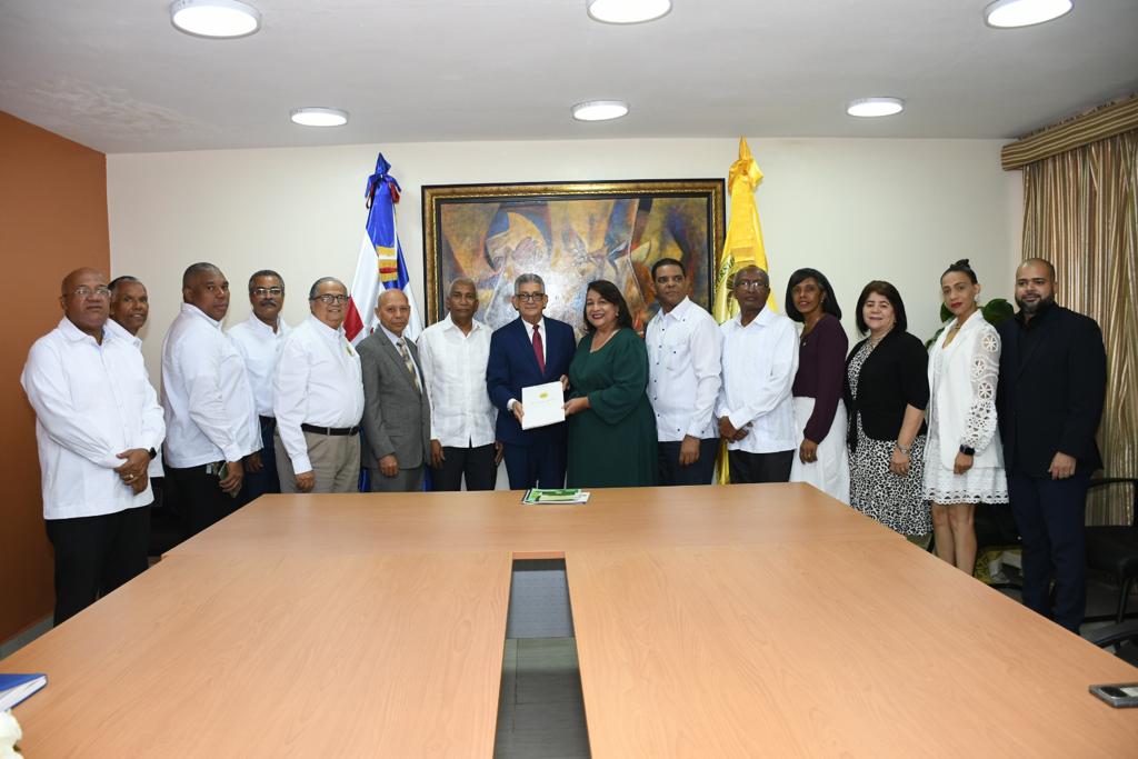 Encuentro Ciudadano: Rijo Presbot explica impacto social del PGE a académicos y estudiantes de UTECO